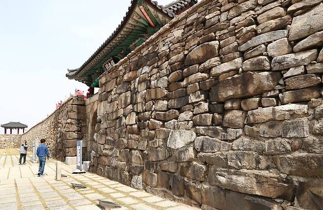 해미읍성 성벽은 현대 건축가들도 감탄할 구조다. 박미향 기자