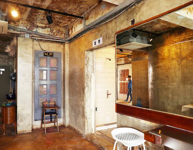 목욕탕 개조한 ‘카페바뇨’ 실내. 박미향 기자