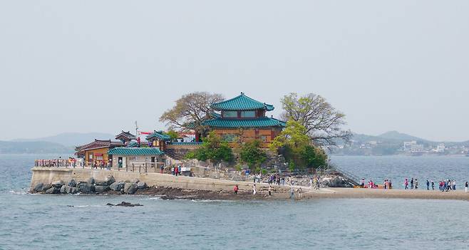만조 때 섬이 되는 간월암. 충남문화관광재단 제공