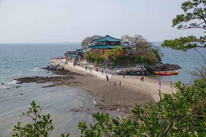 물이 빠진 뒤 간월암 풍경. 충남문화관광재단 제공