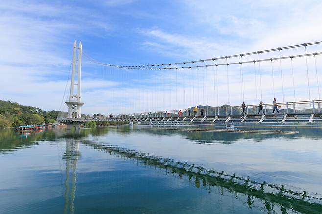 ‘예당호 출렁다리’ 풍경. 충남문화관광재단 제공