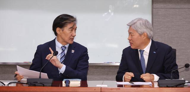 2024년 5월29일 당시 서왕진 조국혁신당 정책위의장(오른쪽)과 조국 대표가 국회 의원회관에서 열린 새로운 제7공화국의 국가 비전, \'사회권 선진국\'이란 무엇인가 세미나에 참석해 대화하고 있다. 연합뉴스