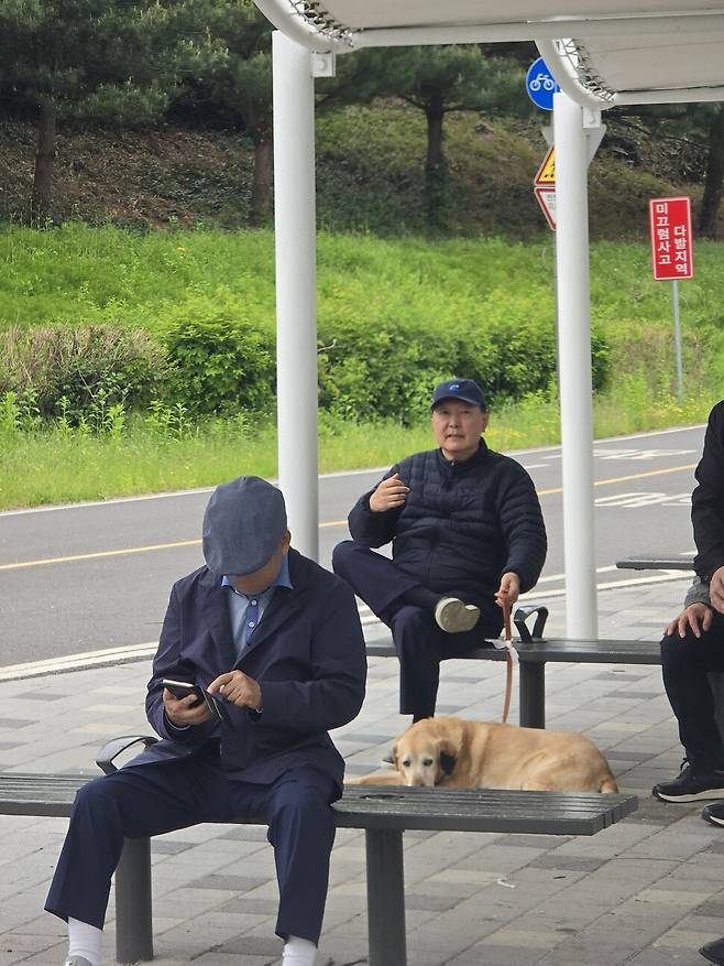5일 서울 동작대교 부근 한강공원에서 포착된 윤석열 전 대통령. 온라인 커뮤니티 갈무리
