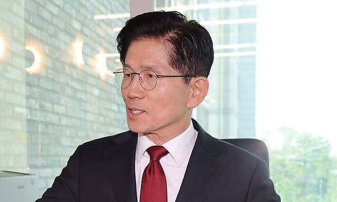 김문수 국민의힘 대통령 후보가 8일 서울 영등포구 여의도 당사 대선 후보 사무실을 둘러보고 있다. 연합뉴스