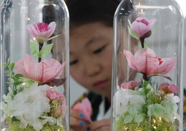 6일 서울 창경궁 대온실 교육관에서 열린 '효의 궁, 창경궁에서 정조의 효심을 배우다' 행사에서 한 어린이가 효의 상징인 복숭아꽃을 활용해 효도등을 만들고 있다. 뉴시스