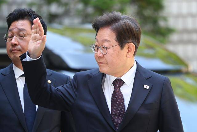 이재명 더불어민주당 대선 후보가 지난달 29일 서울 서초구 서울중앙지법에서 열린 '대장동 배임·성남FC 뇌물' 1심 속행 공판에 출석하며 지지자들에게 손을 흔들고 있다. 연합뉴스