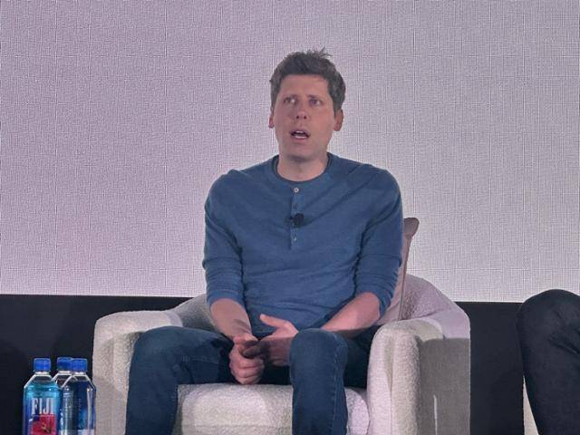 샘 올트먼 오픈AI 최고경영자(CEO)가 지난해 10월 17일 미국 캘리포니아주 샌프란시스코 한 이벤트홀에서 열린 가상화폐 ○○○○ 개발사 '툴스 포 휴머니티'(TFH)의 첫 전략 발표 행사에서 참석자들의 질문에 답변하고 있다. 한국일보 자료사진