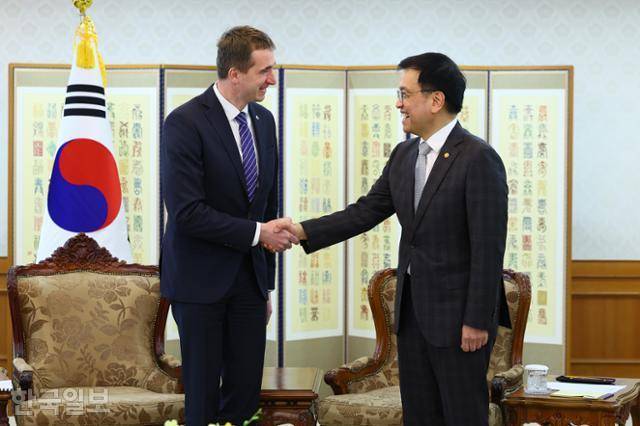 최상목(오른쪽) 당시 대통령 권한대행 부총리 겸 기획재정부 장관이 2월 18일 정부서울청사에서 루카쉬 블첵 체코 산업통상부 장관을 접견하고 있다. 왕태석 선임기자