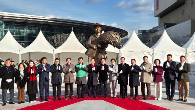 지난해 12월 23일 동대구역 광장에서 홍준표 대구시장과 이만규 대구시의장, 강은희 대구시교육감 등이 참석한 가운데 박정희 동상 제막식이 열리고 있다. 대구=김재현 기자