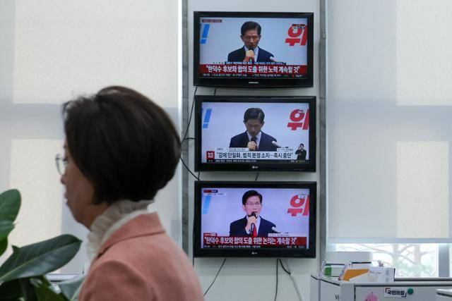 8일 서울 여의도 국회의사당 내 국민의힘 원내대표 비서실에서 김문수 국민의힘 대선 후보의 긴급 기자회견 생중계 TV 화면이 나오고 있다. 김 후보는 당 지도부를 겨냥해 "이 시간 이후 강제 후보 단일화라는 미명으로 정당한 대통령 후보 김문수를 끌어내리려는 작업에서 손을 떼라"고 말했다. 뉴스1