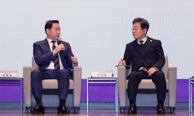 최태원(왼쪽) 대한상공회의소 회장이 8일 오전 서울 중구 대한상공회의소에서 열린 이재명(오른쪽) 더불어민주당 대선후보 초청 경제5단체장 간담회에서 정책 제언을 하고 있다. 뉴시스