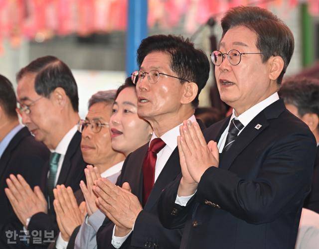 5일 서울 종로구 조계사 대웅전 앞에서 부처님오신날 봉축법요식에 참석한 대선 후보들이 합장하고 있다. 오른쪽부터 이재명 더불어민주당 대선 후보, 김문수 국민의힘 대선 후보, 김재연 진보당 대선 후보, 권영국 정의당 대선 후보, 한덕수 전 국무총리. 왕태석 선임기자