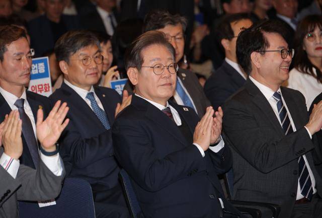 이재명(가운데) 더불어민주당 대선 후보가 8일 서울 여의도 중소기업중앙회에서 열린 '진짜 대한민국 선거대책위원회' 직능본부 민생정책 협약식에 참석해 박수를 치고 있다. 연합뉴스