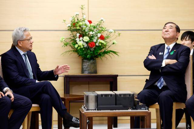 이시바 시게루(오른쪽 두 번째) 일본 총리가 지난달 21일 도쿄 총리 관저에서 젠슨 황 엔비디아 최고경영자(CEO)의 이야기를 들으며 천장을 바라보고 있다. 도쿄=AP 뉴시스