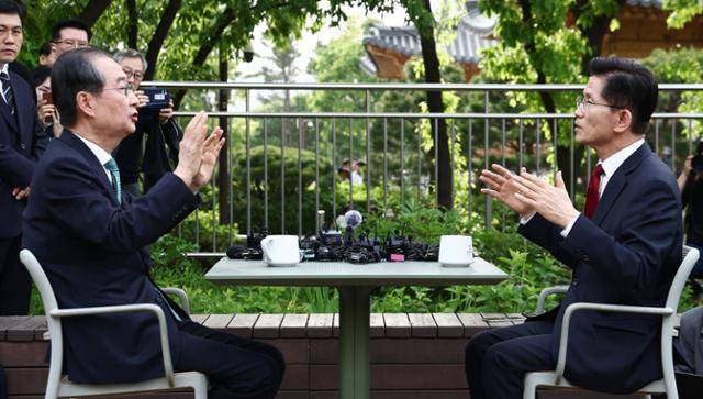 국민의힘 김문수 대선 후보와 무소속 한덕수 대선 예비후보가 8일 서울 국회 사랑재에 위치한 커피숍에서 만나 회동하고 있다. 연합뉴스