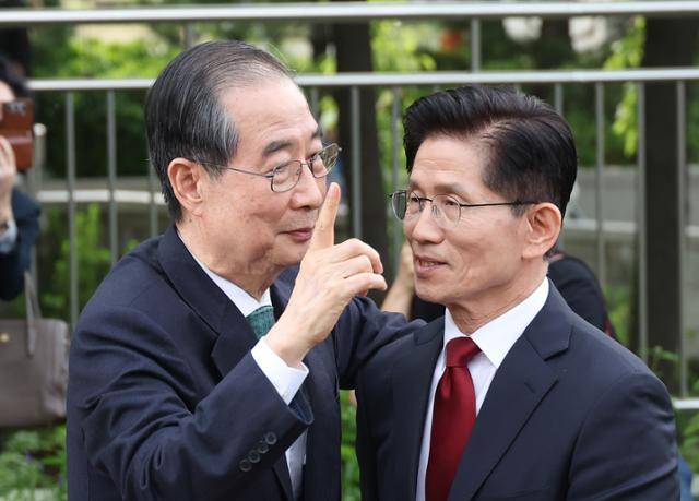 김문수 국민의힘 대선 후보와 한덕수 전 국무총리가 8일 서울 국회 사랑재에 위치한 커피숍에서 회동을 마친 후 인사를 하고 있다. 뉴시스