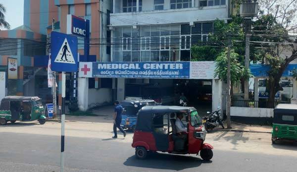 버스를 타고 스리랑카 길거리를 지나가며 쉽게 병원을 찾아볼 수 있었다./사진=이슬비 기자