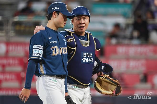 NC 목지훈(왼쪽)과 포수 박세혁. 구단 제공
