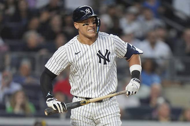 <yonhap photo-2868="">저지가 8일(한국시간) 샌디에이고와 홈 경기 3회 딜런 실즈에게 삼진 아웃을 당한 뒤 아쉬워하고 있다. AP=연합뉴스</yonhap>