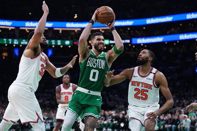 <yonhap photo-3850=""> May 7, 2025; Boston, Massachusetts, USA; New York Knicks forward Mikal Bridges (25) and center Karl-Anthony Towns (32) defend against Boston Celtics forward Jayson Tatum (0) in the second half during game two of the second round for the 2025 NBA Playoffs at TD Garden. Mandatory Credit: David Butler II-Imagn Images/2025-05-08 11:17:49/ <저작권자 ⓒ 1980-2025 ㈜연합뉴스. 무단 전재 재배포 금지, AI 학습 및 활용 금지></yonhap>