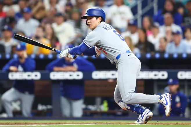 <yonhap photo-2281=""> MIAMI, FLORIDA - MAY 05: Hyeseong Kim #6 of the Los Angeles Dodgers runs to first base after hitting a single against the Miami Marlins in the fifth inning at loanDepot park on May 05, 2025 in Miami, Florida. Megan Briggs/Getty Images/AFP (Photo by Megan Briggs / GETTY IMAGES NORTH AMERICA / Getty Images via AFP)/2025-05-06 11:09:32/ <저작권자 ⓒ 1980-2025 ㈜연합뉴스. 무단 전재 재배포 금지, AI 학습 및 활용 금지></yonhap>