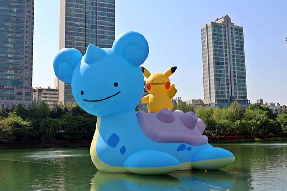 미소 짓는 초대형 피카츄와 라프라스. [사진=롯데물산]