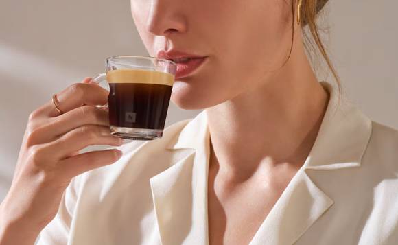 커피는 특히 여성의 인슐린 저항성과 공복 인슐린 개선에 더 효과가 있는 것으로 밝혀졌다. 사진은 커피를 마시는 여성. [사진=네스프레소]