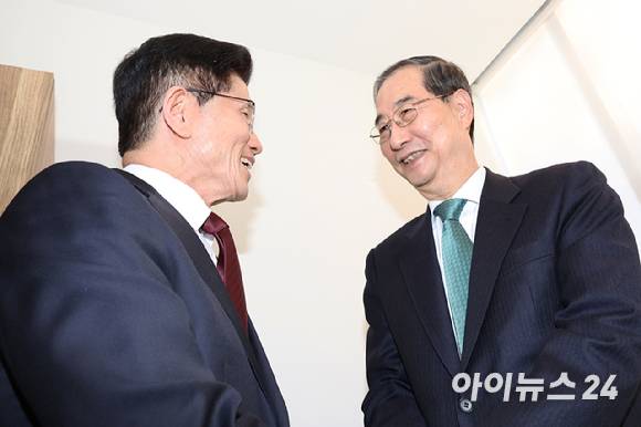 김문수 국민의힘 대선후보와 한덕수 무소속 예비후보가 지난 7일 서울 종로구의 한 식당에서 회동하고 있다. [사진=곽영래 기자]