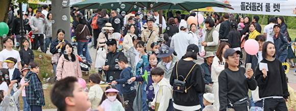 어린이날을 맞아 임실치즈테마파크를 찾은 관광인파  [사진=임실군 ]