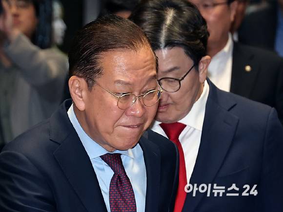 국민의힘 권영세 비상대책위원장과 권성동 원내대표가 5일 서울 여의도 국회에서 열린 의원총회에 참석하고 있다. [사진=연합뉴스]