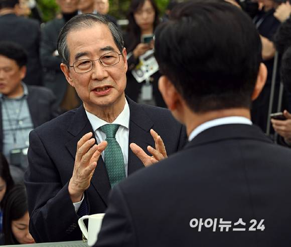 김문수 국민의힘 대통령 후보와 한덕수 무소속 대선 예비후보가 8일 오후 서울 여의도 국회 강변서재에서 후보 단일화 관련 회동을 하고 있다. [사진=곽영래 기자]