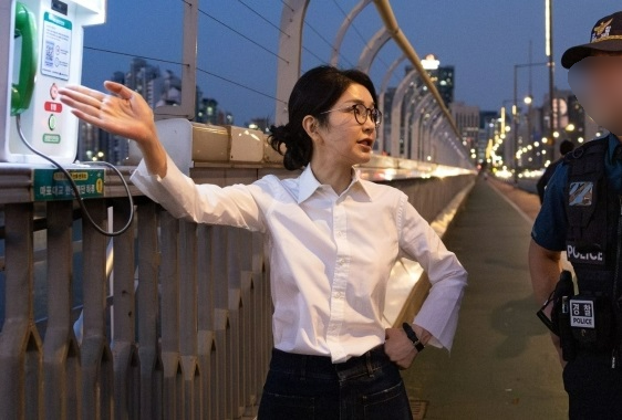 김건희 여사가 작년 9월 10일 ‘세계 자살 예방의 날’을 맞아 서울 마포대교에서 마포경찰서 용강지구대 근무자와 함께 도보 순찰을 하는 모습. (사진, 대통령실)