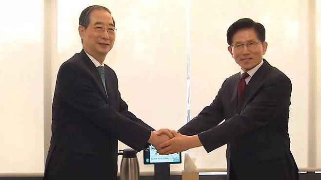 7일 김문수 국민의힘 대선후보와 한덕수 무소속 대선 예비후보가 서울 종로구 한 식당에서 단일화 관련 회동을 하기 위해 만났다. (SBS 캡처)