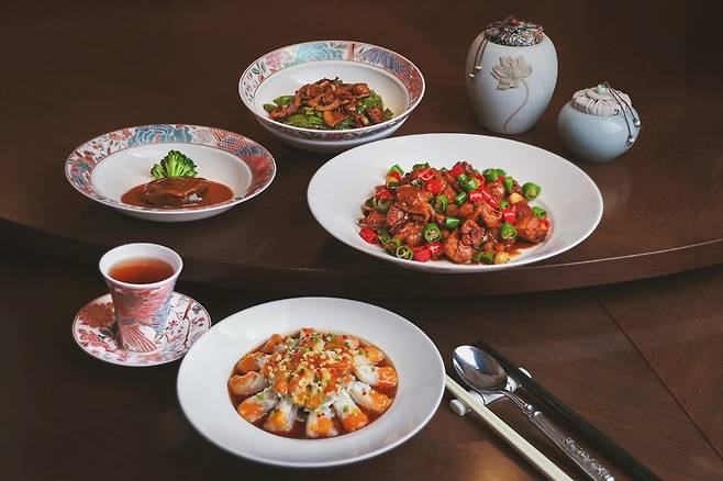 “닝보의 미감, 한 상에 담다” 바다 향을 머금은 꽃게 냉채, 매콤하게 볶아낸 흑돼지, 닝보를 기억하는 전복 조림. ‘용푸’의 상 위엔 한 도시의 취향이 얹혀 있다. (제주신화월드 제공)