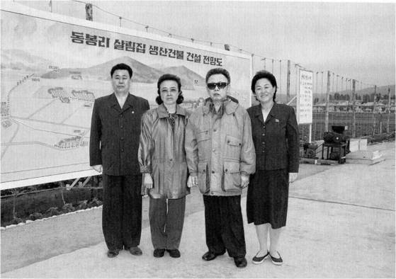 김정일 국방위원장이 뇌졸중을 겪은 직후인 2009년 여동생 김경희와 봉동협동농장을 찾았다. [중앙포토]