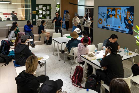 서울 등산관광센터 관악산점. 경전철 관악산역(지하 1층) 내에 있다. 산행 정보나 지도 등을 얻을 수 있고, 등산 장비도 저렴하게 빌릴 수 있다. 백종현 기자