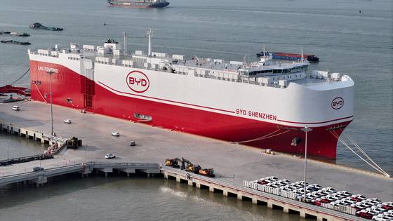 지난 4월 27일 중국 장쑤성 타이창시에서 전기차 7,000여 대를 선적한 뒤 브라질로의 첫 항해를 준비 중인 신조 비야디(BYD)의 자동차운송선 ‘선전(Shenzhen)’호. 연합뉴스