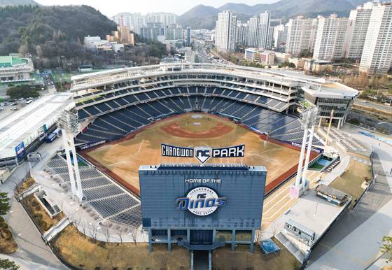 프로야구 NC의 홈구장인 창원NC파크. 한 달 넘게 안전조치 보완이 이뤄지고 있다. 연합뉴스