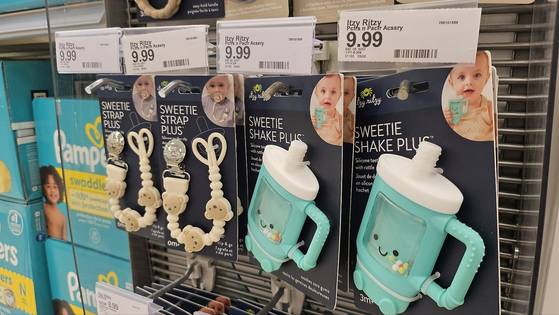 오는 10일(현지시간) 중국과의 관세 협상이 시작될 예정인 가운데 미국 워싱턴DC 인근 버지니아의 '타깃(Target)'의 유아용품 코너에 중국산 카시트와 기저귀, 젖병 등이 진열돼 있다. 워싱턴=강태화 특파원