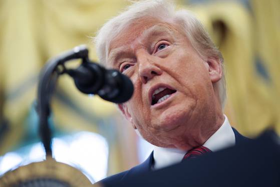 도널드 트럼프 미국 대통령이 7일(현지시간) 미국 워싱턴 DC 백악관에서 데이비드 퍼듀 전 미국 상원의원(사진 안쪽)을 주중 미국대사로 임명하는 행사에서 발언하고 있다. EPA=연합뉴스