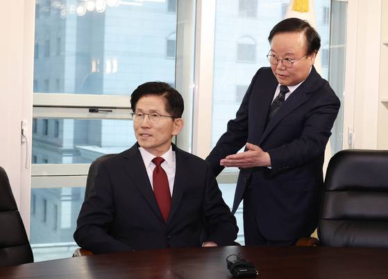 김문수 국민의힘 대선 후보가 8일 서울 영등포구 여의도 국민의힘 당사 대선 후보 사무실에서 김재원 비서실장(오른쪽)의 안내를 받으며 자리에 앉아보고 있다. 임현동 기자