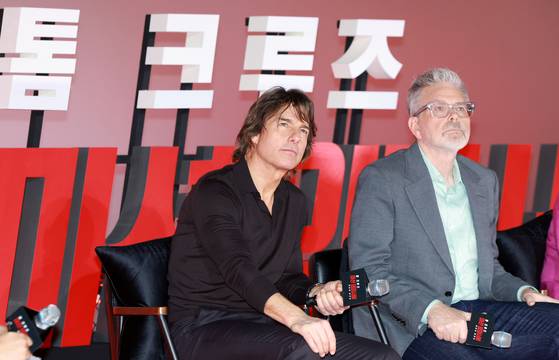 할리우드 배우 톰 크루즈(사진, 왼쪽)와 크리스토퍼 맥쿼리 감독은 2015년 개봉한 '미션 임파서블' 시리즈의 5번째 영화 '미션 임파서블: 로그네이션' 부터 '파이널 레코닝'까지 꾸준히 합을 맞춰 온 듀오다. 뉴스1