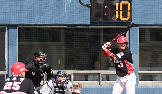 2025 프로야구 KBO리그 경기에서 피치클록이 운영되는 모습. 뉴스1