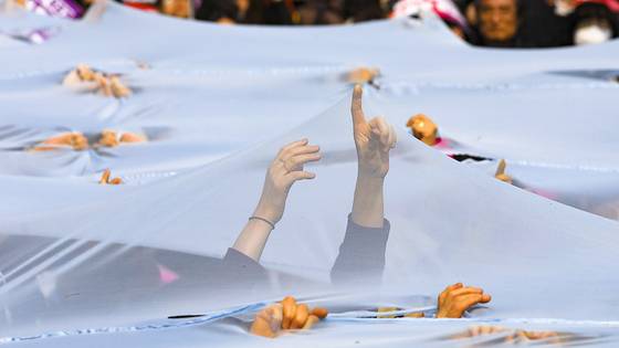 2023년 세계 여성의 날을 맞아 한 시민단체가 성평등사회 조성을 촉구하며 유리천장 깨기 퍼포먼스를 하고 있다. 뉴스1