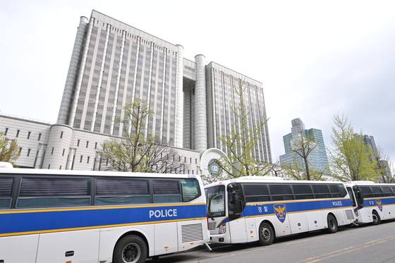 윤석열 전 대통령의 내란 혐의 첫 형사 재판이 열린 지난달 14일 서울중앙지방법원 입구가 통제되고 있다. 사진공동취재단