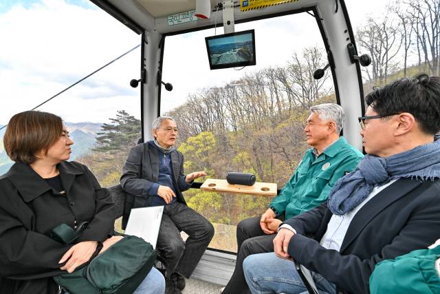 ▲ 유인촌 문화체육관광부장관은 7일 최승준 정선군수의 안내를 받으며 가리왕산 케이블카에 탑승해 담소를 나누고 있다. 유주현 기자