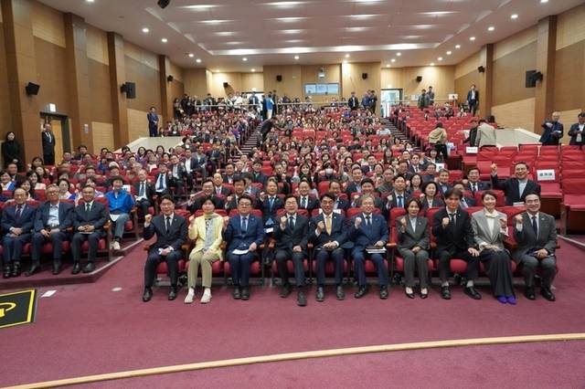 ▲ 더불어민주당 국회조찬기도회(회장 송기헌 국회의원·선대위 종교본부장)는 8일 국회 의원회관에서 ‘민주주의 회복과 새로운 대한민국을 위한 국회기도회’를 열었다.