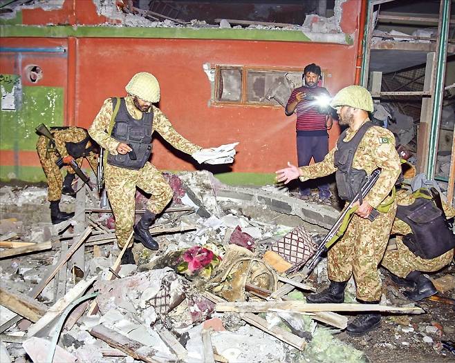 < 미사일 공격에 무너진 파키스탄 건물 >  인도와 파키스탄이 7일 미사일을 주고받으며 6년 만에 무력 충돌했다. ﻿지난달 카슈미르 일대에서 발생한 관광객 테러 사건의 배후를 두고 벌어진 책임 공방이 ‘핵보유국’ 간 교전으로 이어졌다. 파키스탄군이 파키스탄령 카슈미르 지역에서 인도군의 미사일 공격으로 파손된 건물을 조사하고 있다.   /AP연합뉴스