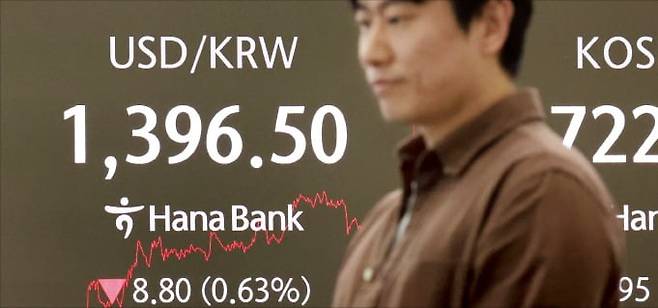 7일 서울 을지로 하나은행 딜링룸 전광판에 실시간 원·달러 환율이 표시되고 있다.  /연합뉴스