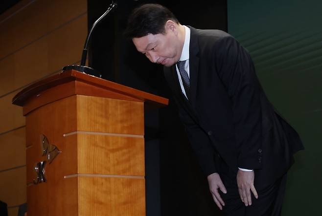 최태원 SK그룹 회장이 7일 오전 서울 중구 SK텔레콤 T타워 SUPEX홀에서 SK텔레콤의 해킹 사고와 관련해 대국민 사과를 하고 있다.  /사진=김범준 기자